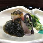 徳うち山 - 鰆のお造り　海苔醤油の旨さと香りが鰆を優しく包み込み絶品です　これは素晴らしい組み合わせです！　