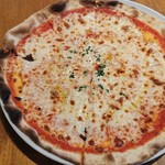 THREE BROTHERS PIZZA - トマトとモッツァレラチーズ
