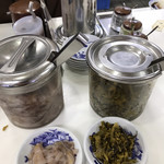 天麩羅処ひらお 本店 - 卓上のイカの塩辛と高菜