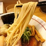 地球の中華そば - 海老ワンタン煮玉子 醤油そば 麺リフトアップ