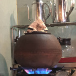 HONOKA COFFEE - 鉄の釜で湯を沸かします。