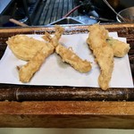 たか重 - 天ぷら盛合せ ８００円  その１  えび２、サツマイモ、穴子、イカ大葉巻き