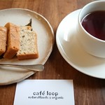 ループ - 桜のパウンドケーキとオーガニック・ノンカフェイン・アッサムティー500円セット。パウンドケーキには桜の息吹が感じられます。下に敷いてある塩漬け桜葉は良い塩気で最後の〆に。食して大変幸せを感じました。