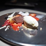 エクアトゥール - キルシュのアイス　キャラメルのブラマンジェ　苺　トリュフ