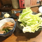 Ganso Yakitori Kushi Hacchin - お通しは小松菜とえのきの煮浸し
                        パリパリキャベツ (200円)は赤味噌とマヨネーズつき