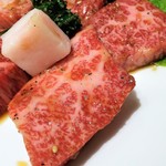 東海苑 - 上カルビはいい脂。甘みが最高です。