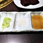 東海苑 - 上レバーの薬味はまるでレバ刺し用ｗ