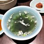 東海苑 - わかめスープが付いてきます。