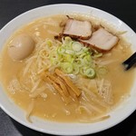 ラーメンの寳龍 - 味噌らーめん 煮玉子トッピング。