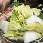 すき焼･鍋物 なべや - 鶏水炊きうぃ雑に盛る