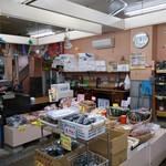 カネシチ水産 - お魚屋さんスペース。お昼時もあって来店するお客さんの目的はやはりお食事です。