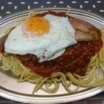 スパゲッティーのパンチョ - ミートソース大盛+目玉焼きベーコントッピング 520円