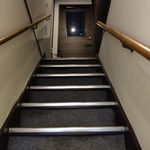 北海道旨いもの居酒屋 ヤマノキ - 狭くて急な階段を上がり