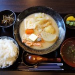 北海道旨いもの居酒屋 ヤマノキ - 鮭の石狩煮定食