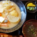 北海道旨いもの居酒屋 ヤマノキ - 小鉢、お新香、とろろ昆布汁付きで、880円