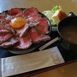 Gohambu - ローストビーフ丼(掲示板600円)