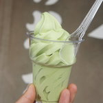 山のおちゃやさん - 抹茶ソフト。カップにすると250円。50円高くなりますがソフトクリームの量が多いみたいです