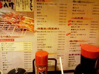 h Ganso Yakitori Kushi Hacchin - 焼き鳥＆焼きとん、100円で、づらりづらづら。
