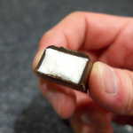 あや菜 - 中身は「真味糖」と呼ばれる和製ヌガー。周囲のチョコはビター系で、甘苦の調和が見事