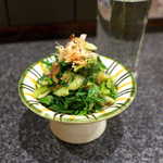 あや菜 - セリ・なずなのお浸し（お通し）。なずなって七草以外でまず食べない、香りとシャキシャキ感で日本酒が進む一品