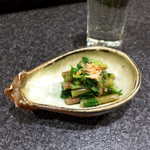 あや菜 - わさび茎のお浸し（お通し）。かなりピリッと鋭い辛さ、茎の中心が空洞になっているのが面白い