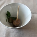 レストラン山崎 - 長谷川自然牧場産熟成豚肉のソーセージとピクルス