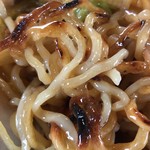 中華料理じんば - 焦げ目のついた麺