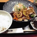 地鶏や - ごはんと鶏スープ、切り昆布つき