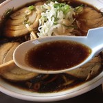 山香 - あちゃーーーぬるい・・・ラーメンでぬるいのは致命的・・・この時点で(っつーかチャーハンで)テンションダダ下がり・・・黒いけどマイルドで美味しい汁。でも“ぬるい”のはいただけない。