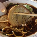 山香 - チャーシューも以前はホロホロのトロトロだったのに、今日のは肉感アリアリのなんだかワイルドな感じ・・・コレは残念・・・タカシは『肉々しくて美味かった！！！』と言うてたけど。