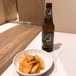 British Airways Galleries Lounge - チップスは自家製。無添加なので「美味しすぎない」のはいいが、ガリガリしてる。