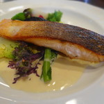 ウィウィ - ノルウェー・サーモンのポワレ～ソース・ヴァンブラン～