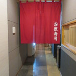 照寿司 - 2階、この奥がカウンター席