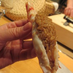 照寿司 - 大きな車海老はドッグ的に渡される