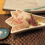 照寿司 - 奥・クエ、手前・鯛