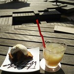 足湯カフェ　チットモッシェ - 黒い大人味ケーキ+山形ラフランスジュース