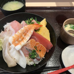 h Sushi Uogashi Nihonichi - ランチ海鮮丼９８０円。味はいいし、コスパも高いと思います。が…