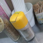 ラーメン力 - 卓上にはｺｼｮｳとｺﾞﾏ。お冷はｾﾙﾌ。