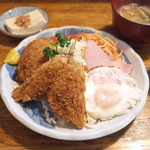 つかさ - 今日のランチ(700円) イカフライ、あじフライ、ベーコンエッグ