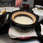 銀の壷 - 御飯は土釜を使った御飯がテーブルごとに目の前に運ばれてきます・・・・