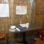 笠置酒場 - 通路側はよしず張り