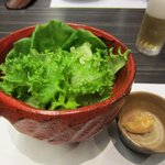 銀の壷 - 料理の最初はサラダ、ドレッシングではなくて添えられてる味噌をつけて食べる様になってます。