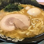 家系ラーメン 町田商店 - 私の解釈での家系とは、海苔がそびえ立つ、ほうれん草、太麺・・・こんなくらいです