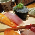 沼津魚がし鮨 江戸前鮨 - 生しらすの軍艦が珍しい