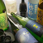 (本月變化無常的當地酒) 玻璃杯680日元 (含稅) /德利1,350日元 (含稅)