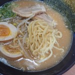にんたまラーメン - 麺はこんな感じ