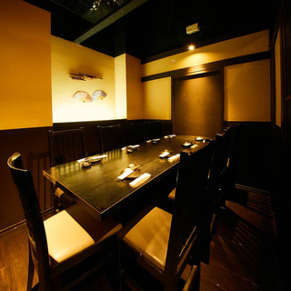 テーブル個室
      6名様～9名様までご利用可能！モダンな雰囲気のテーブル個室。