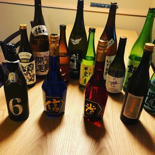 提供的日本酒和葡萄酒，与店主制作的料理非常相配