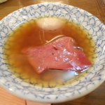 野崎酒店 - レバ刺し一切れ（とろける美味）