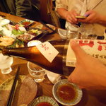 野崎酒店 - 白瀑（冷おろし）を注いでもらっているところ（嬉